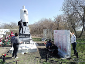 Волонтеры отряда &quot;Милосердие&quot; участвовали в покраске памятника и стеллы с фамилиями погибших..